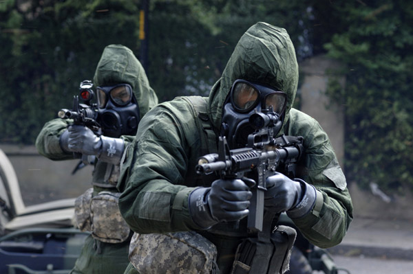 Des soldats cernent la maison abandonnée d'Alice et de Don - 28 semaines plus tard (28 Weeks Later)