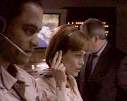 Le Colonel Craig Donovan et Olga Vukavitch surveille le départ - 7 Jours pour agir (Seven Days)