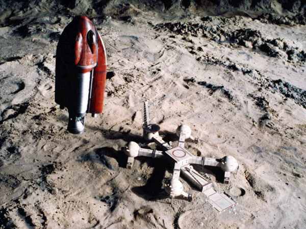 La navette se pose sur la Base Lunaire - Alerte dans l'espace - UFO (UFO)