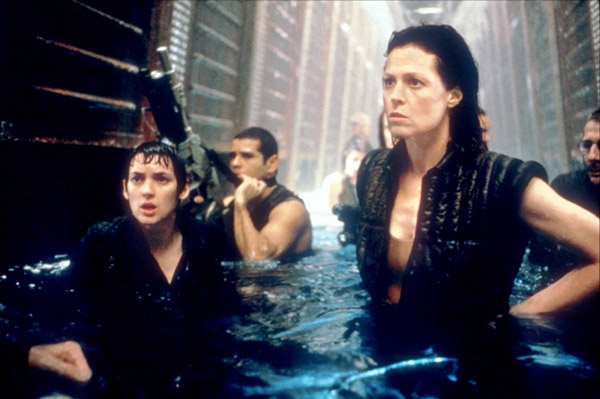 Les mercenaires et Ripley fuient vers le Betty - Alien, la résurrection (Alien: Resurrection)