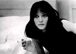 Lemmy Caution a la surprise de trouver Natachadans sa chambre - Alphaville, une étrange aventure de Lemmy Caution