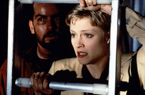 Zane et son amie vont devoir échapper aux Aliens - The Arrival