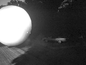 Un objet sphérique est posé sur la chaussée - L'attaque de la femme de 50 pieds (Attack of the 50 Foot Woman)