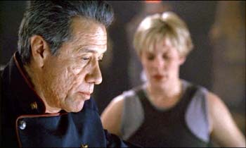Le Commandant Adama écoute le rapport de Starbuck - Battlestar Galactica