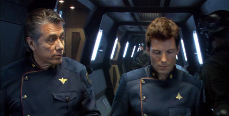 Lee 'Apollo' Adama (à droite) a reçu le commandement du Pegasus par l'Amiral Adama, son père - Battlestar Galactica: Razor
