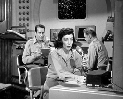 Hélène Salinger ressent d'étrangessensations de déjà-vu. - Cat-Women of the Moon