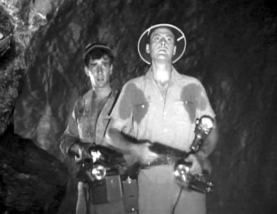 Dan et Steve découvrent la provenance de la radioactivité - Le cerveau de la planète Arous (The Brain from Planet Arous)