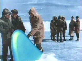 Hendry et son équipe découvrent une soucoupe volante - La chose d'un autre monde (The Thing from Another World)