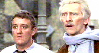 Tom Campbell et le Docteur Noors... - Les Daleks envahissent la Terre (Daleks' Invasion Earth: 2150 A.D.)