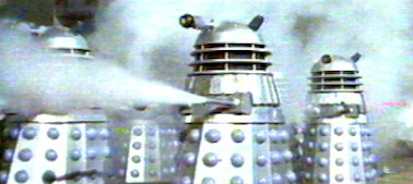 Les terribles Daleks et leurs armes hors du commun - Les Daleks envahissent la Terre (Daleks' Invasion Earth: 2150 A.D.)