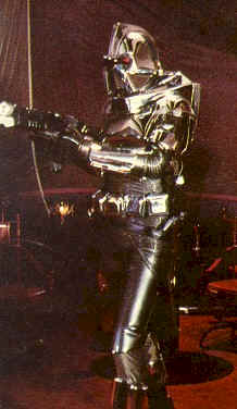 Un Cylon attaque sur Carillon - Galactica - La bataille de l'espace (Battlestar Galactica)