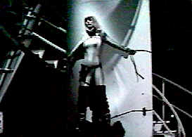 Galaxina sera kidnappée par unebande de motards - Galaxina