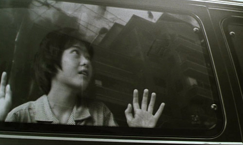 1995, Ayana a été le témoin de la mort de ses parents - Gamera 3 - la revanche d'Iris (Gamera 3: Iris kakusei)