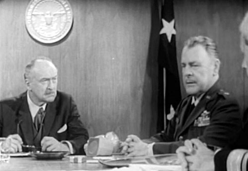 Albert Dekker et Brian Donlevy dans leurs rôles respectifs - Gammera the Invincible