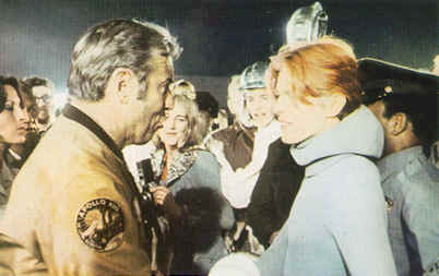 Thomas est félicité par Jim Lovell, le (vrai) commandant d'Apollo 13 - L'homme qui venait d'ailleurs (The Man Who Fell to Earth)