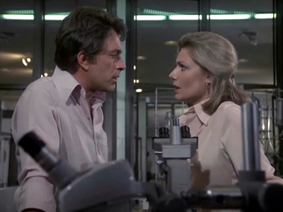 Elaina Marks et David Banner effectuent des recherches sur la force physique - L'incroyable Hulk (The Incredible Hulk)