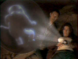 La technologie de Renn permet à Annie de voir son enfant - Intrusion Alien (The Invader)