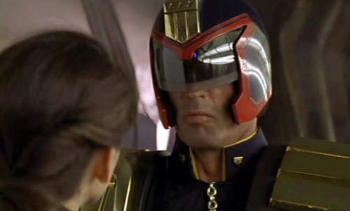 Dans le futur, un homme est la Loi (NB: sous-titre du film) - Judge Dredd