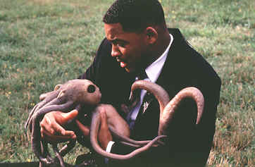 J participe à l'accouchement du bébé de Redgick - Men In Black (Men in Black)