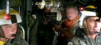 Le Sénateur Samuel Chapman tente de détourner un hélicoptère pour se rendre à Pearl Harbor - Nimitz retour vers l'enfer (The Final Countdown)