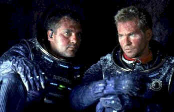 Quinn Burchenal et Robby Gallagher trouvent refuge dans une petite caverne - Planète rouge (Red Planet)