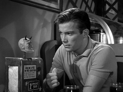 William Shatner, futur Capitaine Kirk, dans l'épisode "Les prédictions" - La quatrième dimension (The Twilight Zone)