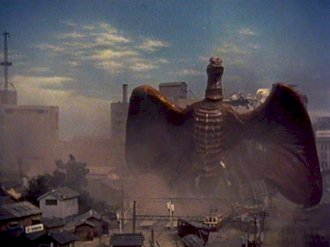 Rodan détruit la ville de Sasebo - Rodan (Sora no daikaijû Radon)