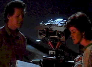 N°5 entouré de ses amis, Stéphanie et Newton - Short Circuit