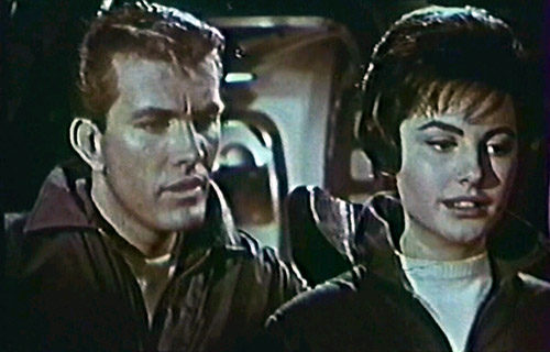 Entre le journaliste Ray Peterson et la belle Lucy lessentiments grandissent - Le Vainqueur de l'espace (Space Men)