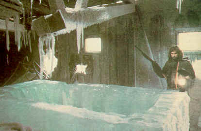 Sur la base Norvégienne, McNeary découvre un bloc de glace suspect - The Thing